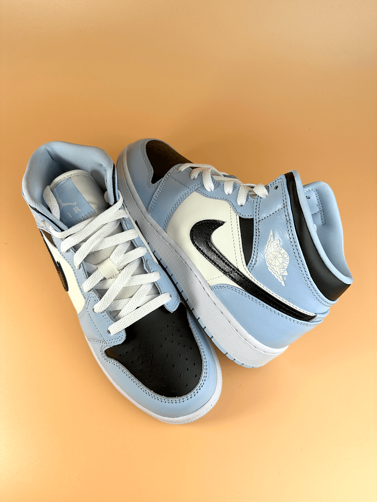 Jordan 1 Mid Ice Blue