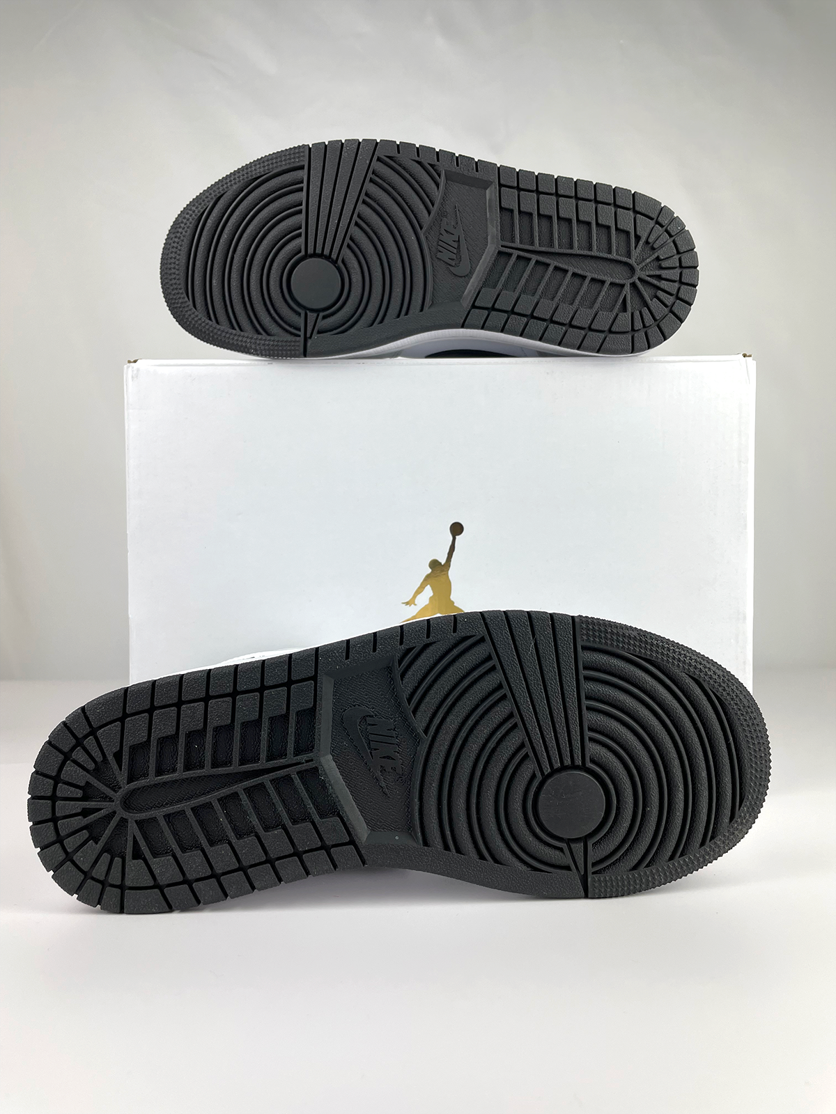 Jordan 1 Mid Light Smoke Grey