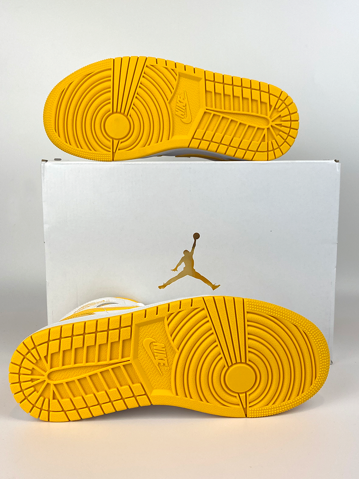Jordan 1 Mid White University Gold