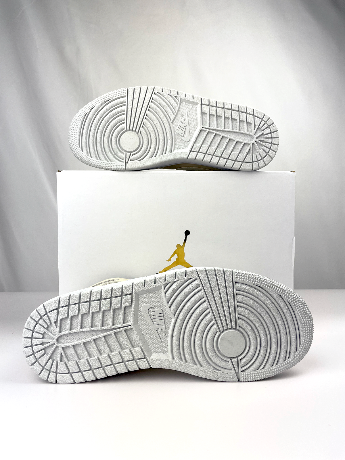 Jordan 1 Mid Sanddrift